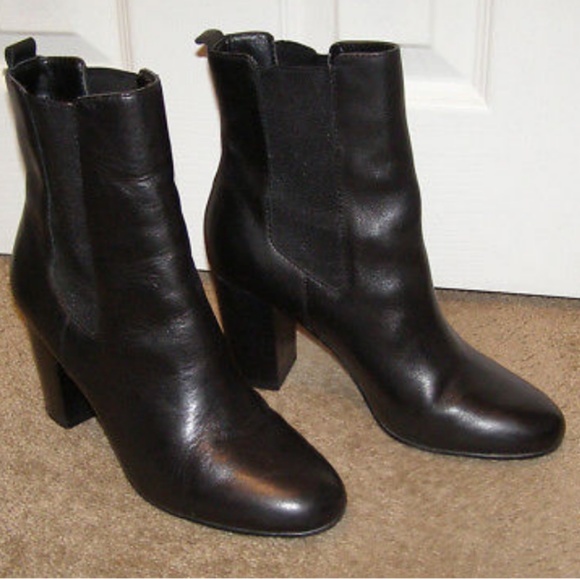 TAHARI sz 9 black leather ankle boots Pull on EUC - Picture 4 of 7